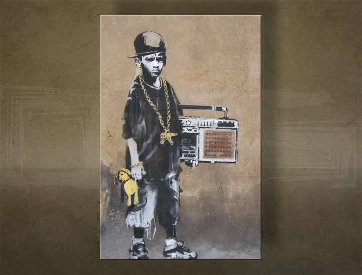 Во бохо стил слика на платно со мотив Street ART – Banksy, море и плажа во виолетово-сино нијанси, градски живот и детство, повеќеделна изведба – главна