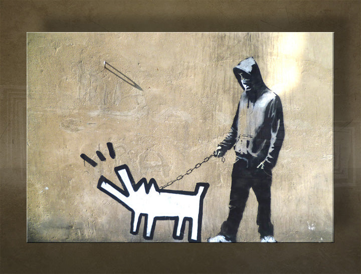 Поп арт слика на платно со мотив Street ART – Banksy, куче, море и плажа во виолетово-сино нијанси, повеќеделна изведба, погоден за дневна соба – главна