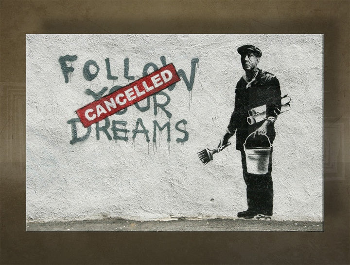Во бохо стил слика на платно со мотив Street ART – Banksy, графити, пејзаж, море и плажа во виолетово-сино нијанси, повеќеделна изведба – главна