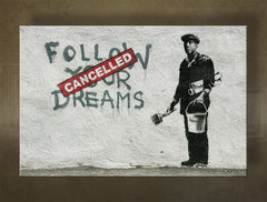 Во бохо стил слика на платно со мотив Street ART – Banksy, графити, пејзаж, море и плажа во виолетово-сино нијанси, повеќеделна изведба – главна
