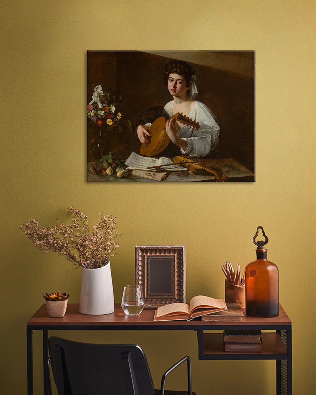Во бохо стил слика со мотив Michelangelo Caravaggio - Lutnista, цвеќиња, виолина во бело-златно нијанси | Слика на платно Michelangelo Caravaggio - Lutnista – преглед