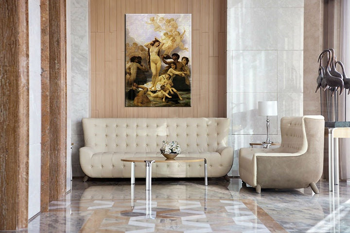 Винтиџ слика на платно со мотив ZRODENIE VENUŠE - William Bouguereau, море, небо, мапа во кремово-златно нијанси закачена во ентериер на дневна соба – ентериер