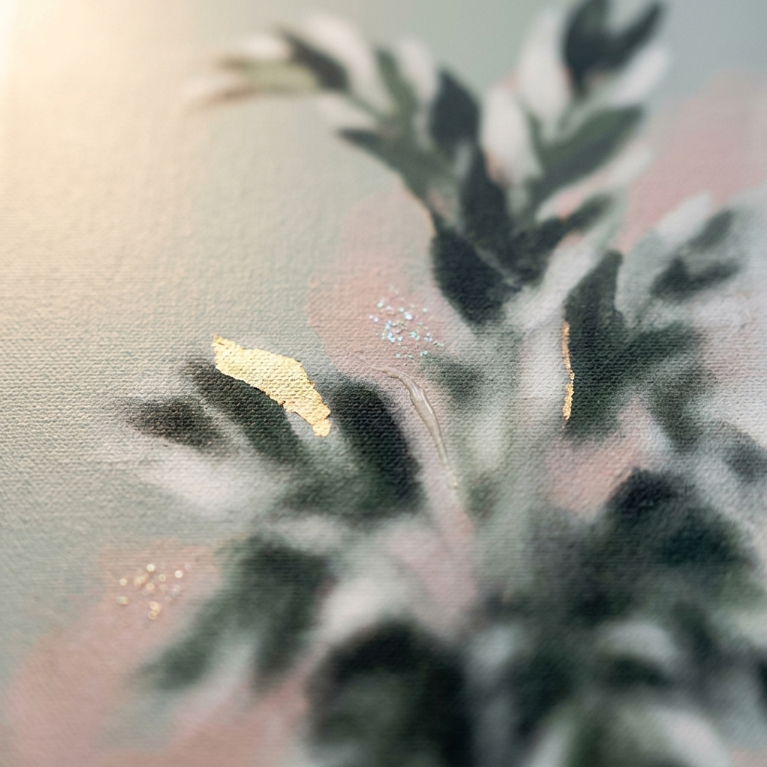 Макро детаљ од рачно насликани импасто потези со акрилна боја на површината, видлива текстура и релјеф — Papilora Crafted for Home.