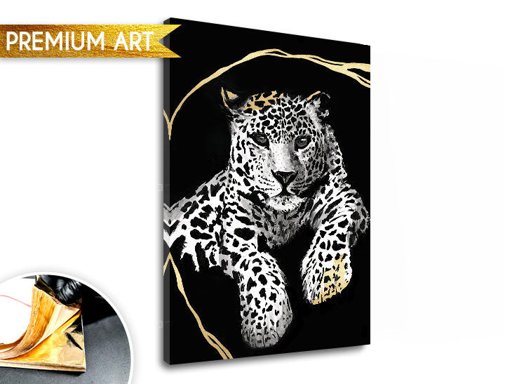 Рачно насликана слика на платно со мотив PREMIUM ART – Oddychujúci gepard во бело-златно нијанси, елегантна атмосфера, природа и луксузен впечаток – производ