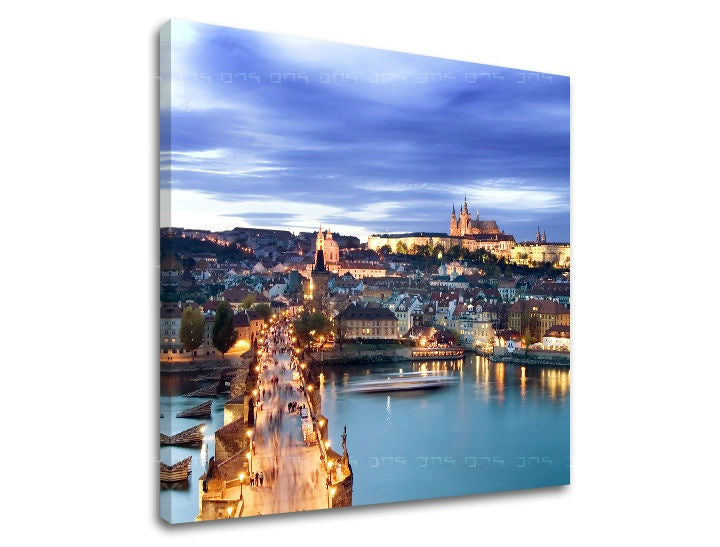 Класична слика на платно со мотив PRAHA, пејзаж, природа во сино-сребрено нијанси, романтична атмосфера, градски живот, погоден за канцеларија – главна