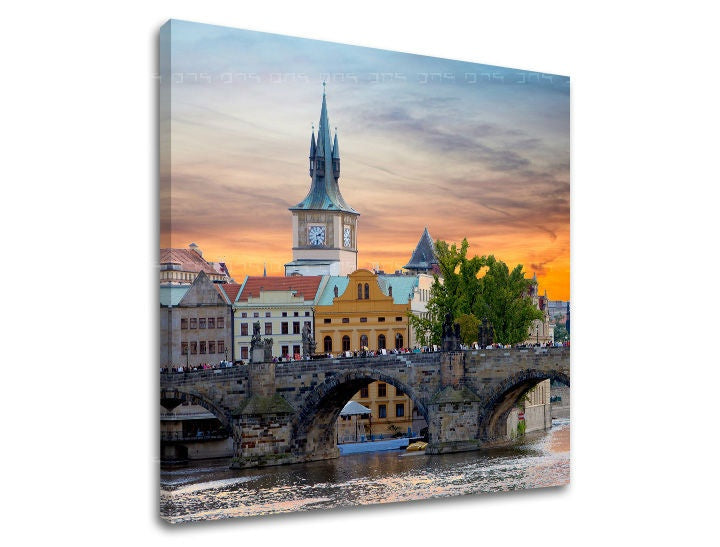Класична слика на платно со мотив ГРАД PRAHA, архитектура, пејзаж во сино-портокалово нијанси, мирна атмосфера, градски живот, повеќеделна изведба – главна